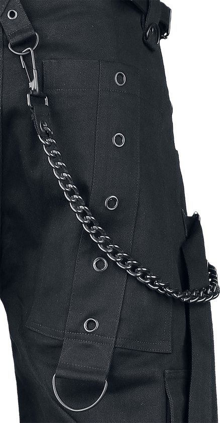 Zwarte cargobroek met metalen ketting van heup tot knie en gespdetails.