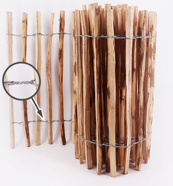 Houten schutting met naturel houten palen, verbonden door metaaldraad. Zoom toont detail van het draad.