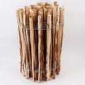 Stapel houten palen, vastgezet met metaaldraad. Natuurlijk hout met bast.
