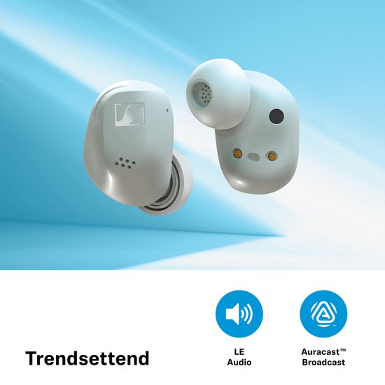 Twee witte Sennheiser oordopjes met oplaaddoosje op een blauwe achtergrond.