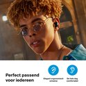 Man met kroeshaar en ronde bril draagt zwarte oordopjes. Tekst: Elegant ergonomisch ontwerp.