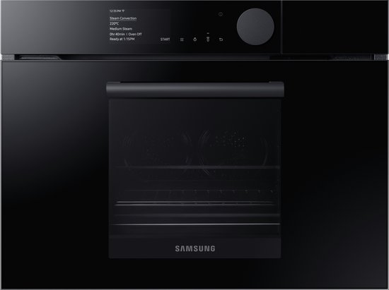 Zwarte Samsung inbouwoven met gesloten deur. Het digitale display is boven de deur zichtbaar met de tekst 'Steam Convection'.