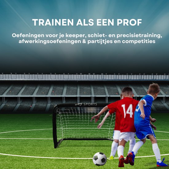 Twee kinderen spelen voetbal bij een zwart doel met wit net