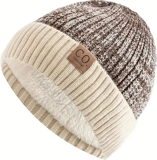 Beige en bruine gebreide muts met beige fleece voering en een bruin label met "CO".