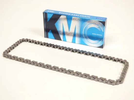 Chaîne de karting KMC argentée, posée à plat à côté de l'emballage bleu KMC avec "RACING KART CHAIN".
