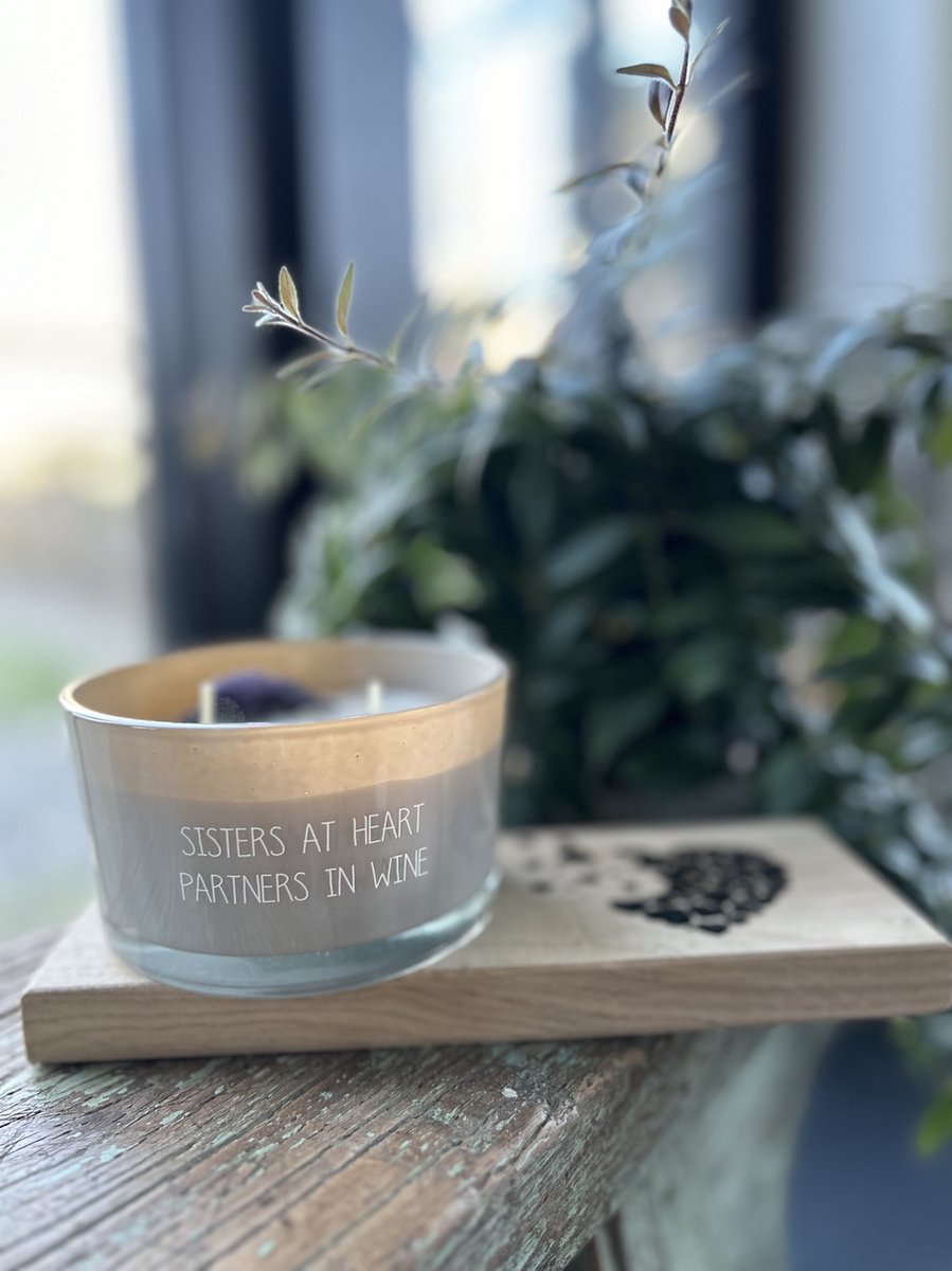 Creaties van hier Geurkaars met een kristal - My Flame met plankje (hartjes) - Met tekst Sisters at heart partners in wine grijs