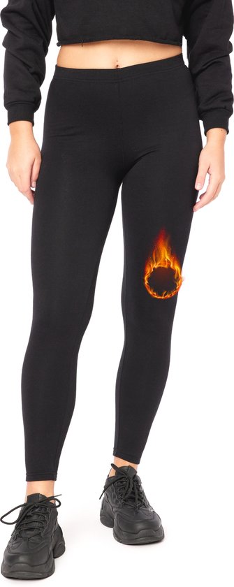 Zwarte legging op een model met een vuurdetail op de dij.