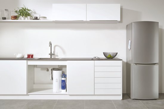 Moderne keuken met chroomkraan, koelkast, witte kasten en gootsteen met filteronderdelen.