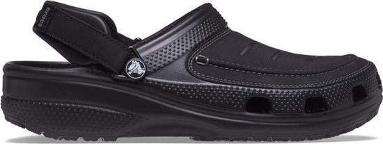 Zwarte Crocs Yukon Vista II klomp met bandje en gestikte details, van de zijkant.