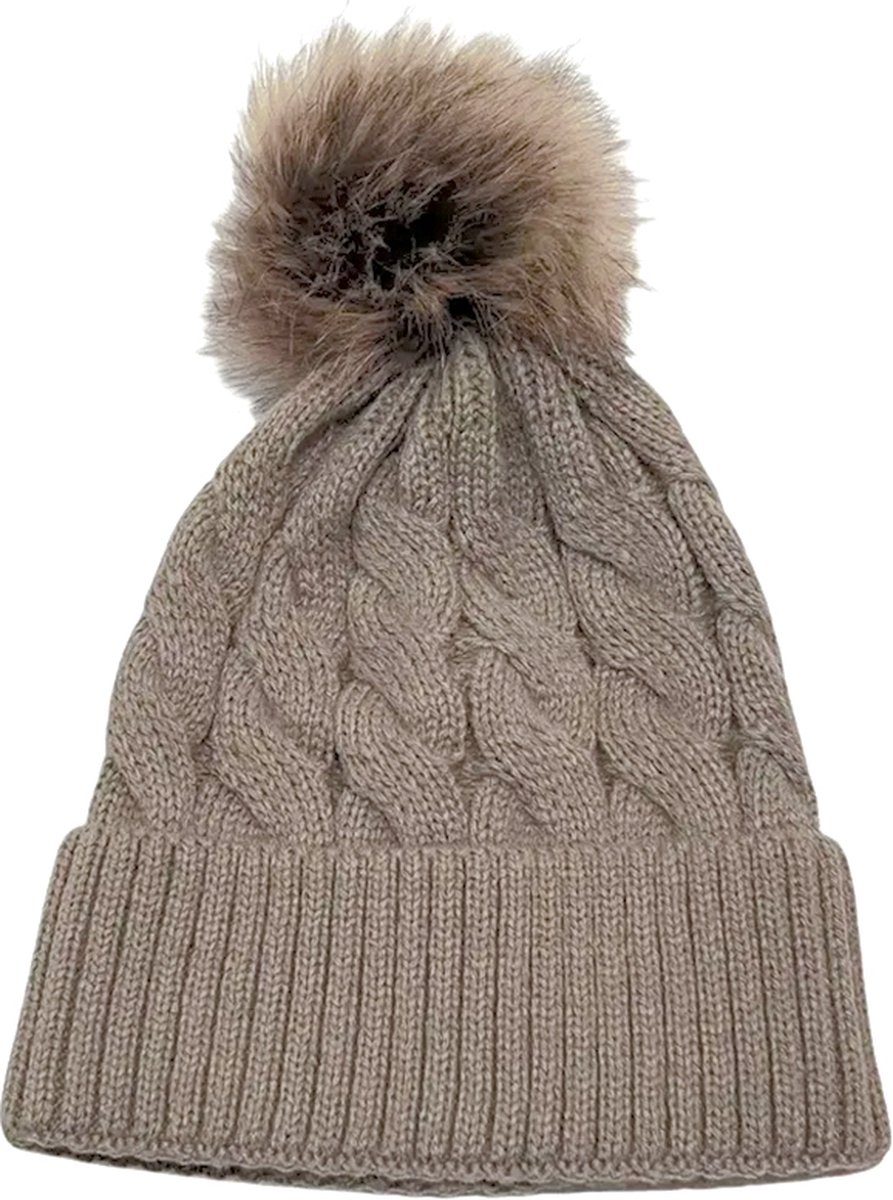 Muts met pompon - taupe damesmuts met fleece en breisel - gebreide wintermuts taupe - STUDIO Ivana