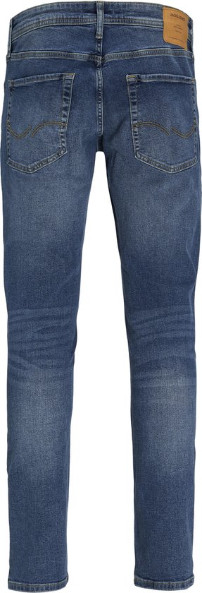 Achterkant van een blauwe jeans met bruin leren JACK & JONES-label op de tailleband.