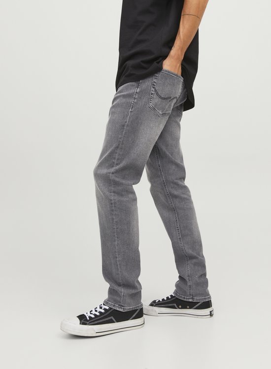 Close-up van de zijkant van grijze jeans met zakken.