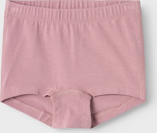 Donkerroze meisjesbroekje met elastische tailleband, op een grijze achtergrond.