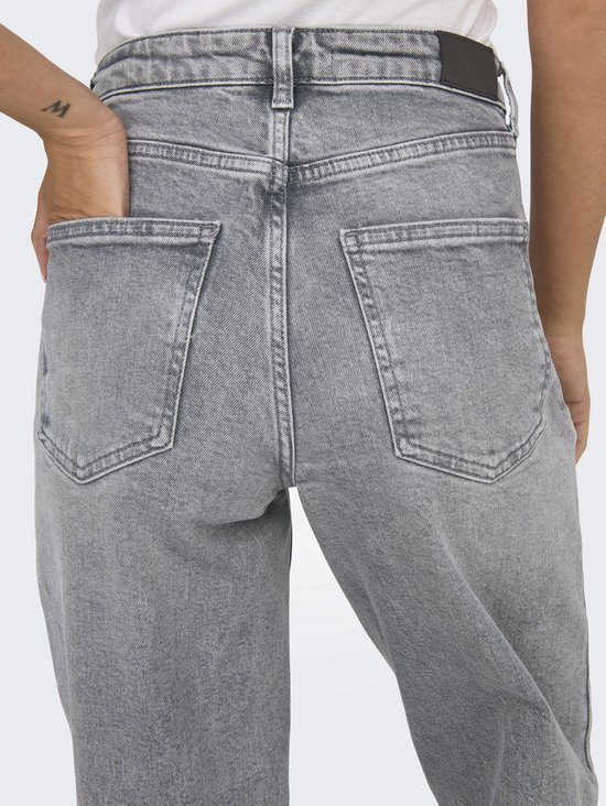 Achterkant van een grijze jeans met wijde pijpen en hoge taille met twee achterzakken.