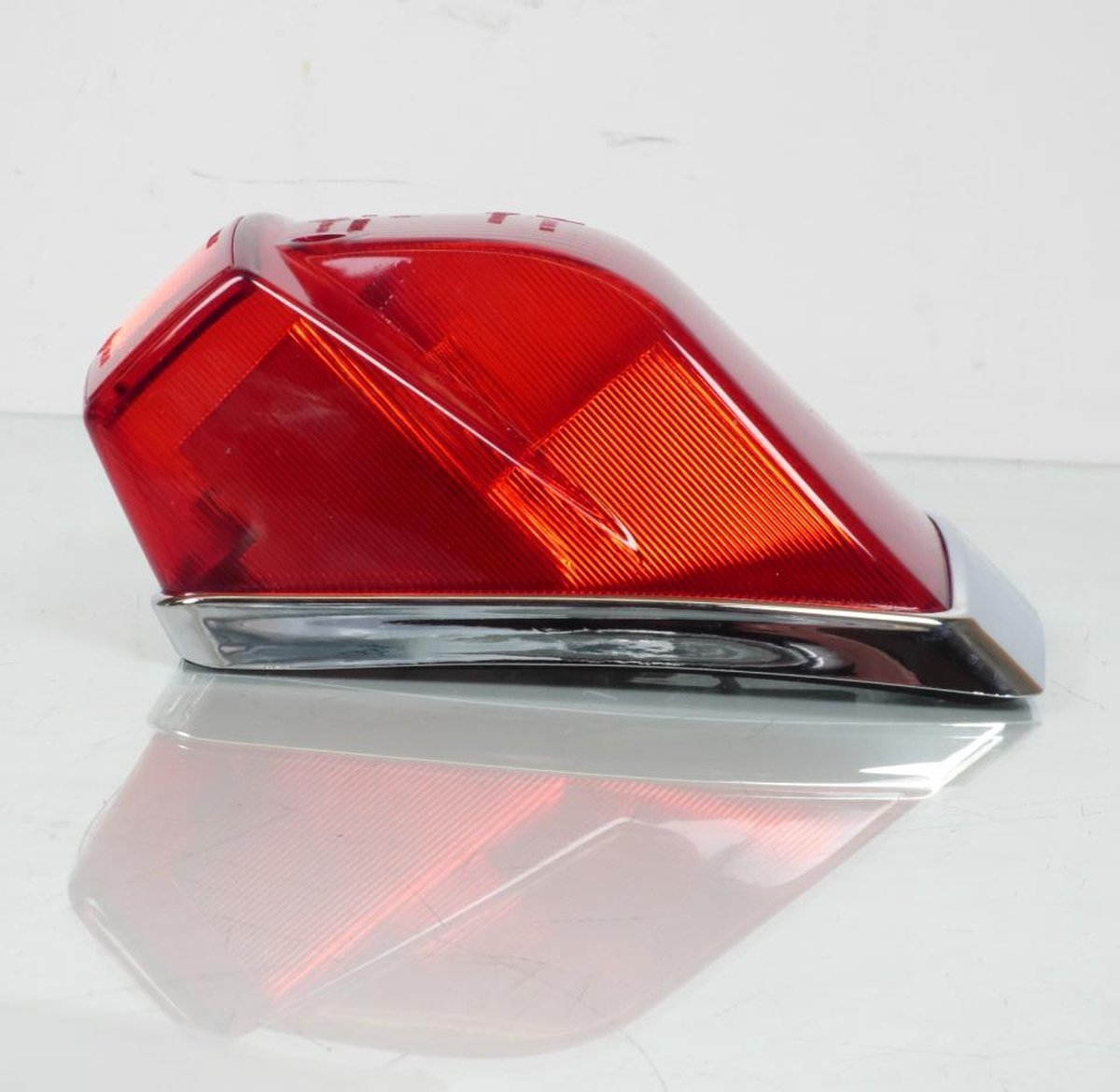 Feu arrière rouge pour scooter Piaggio Vespa 125 PXE 1998-2001 58269R 583081