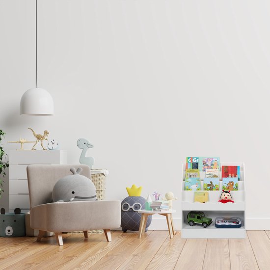 Wit boekenrek met 4 schuine planken, gevuld met kinderboeken en speelgoed, in een kinderkamer.