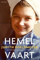 Boekomslag met een portret van een lachende vrouw met een handdoek om haar hoofd en een blauwe blouse, met de titel 'HEMELVAART' en 'Judith Koelemeijer'.