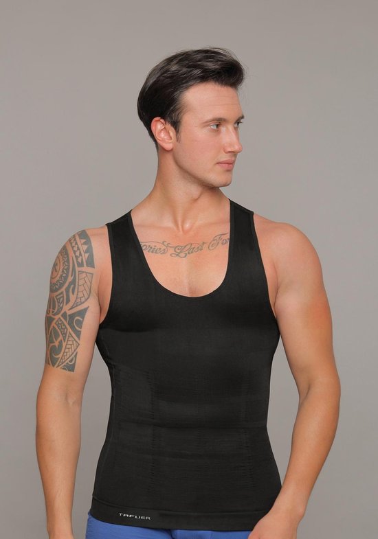 Man met tatoeages in zwart corrigerend TAFUER-hemd, nauwsluitend model met compressiezones.