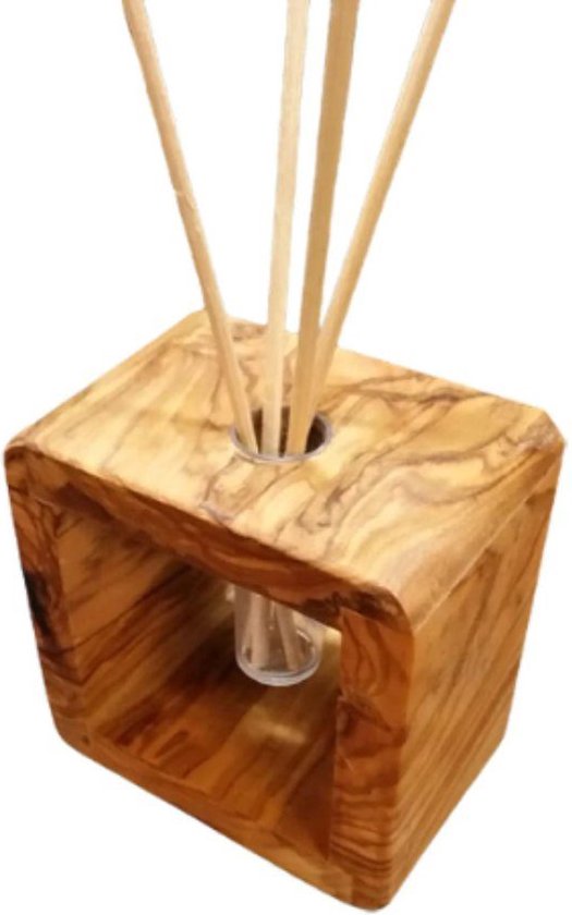 Kubusvormige diffuser van olijfhout met natuurlijke nerven, met daarin een glazen flesje en 3 stokjes.