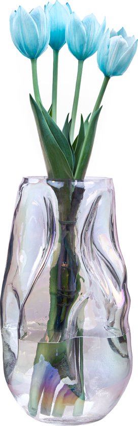 Vase en verre à effet nacré, rempli de tulipes bleues.