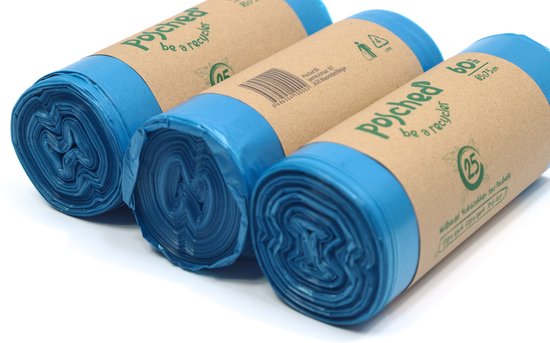 Drie rollen lichtblauwe vuilniszakken op een rij, met kartonnen wikkel met logo.