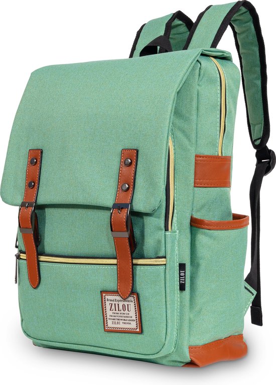 Een groene rugzak met bruine suède accenten, gespen en ritsen. De rugzak heeft een klep, zijvakken en een logo op de voorkant.