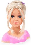 Blond kaphoofd met blauwe ogen, opgestoken haar met paarse kroontjes.