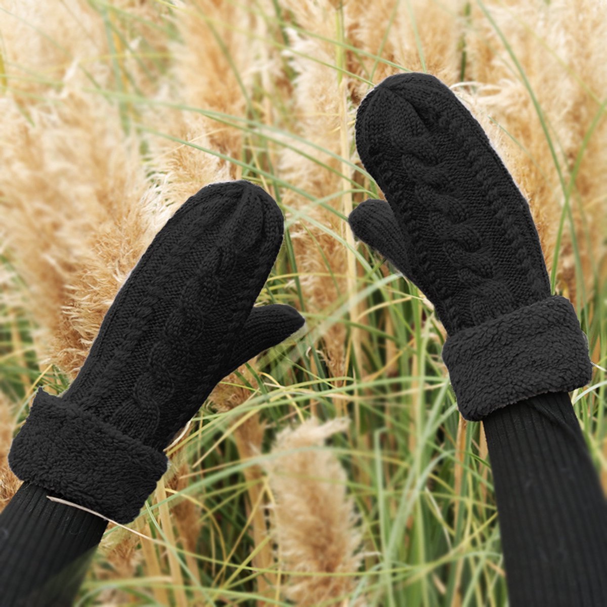 Gebreide wanten fleece boord - zwart - zwarte dameswanten met kabelbreisel - handschoenen dames - fleece wanten - STUDIO Ivana van der Ende