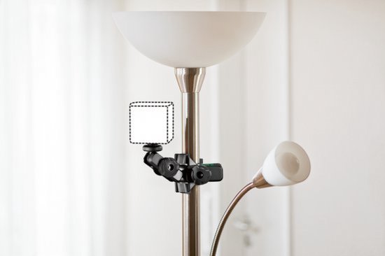 Zwarte Bosch klem met een lamp.