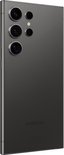 Hoek van een donkergrijze Samsung Galaxy S24 Ultra, met 5 camera's aan de achterkant.