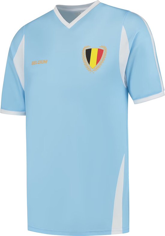 Voorkant lichtblauw voetbalshirt met V-hals, witte accenten op de schouders en witte boorden. Links borst 'BELGIUM', rechts borst met Belgisch wapen.