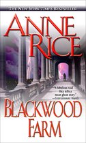 Boek kaft met rode letters ANNE RICE BLACKWOOD FARM. Architectonische zuilen en bliksem in de verte.