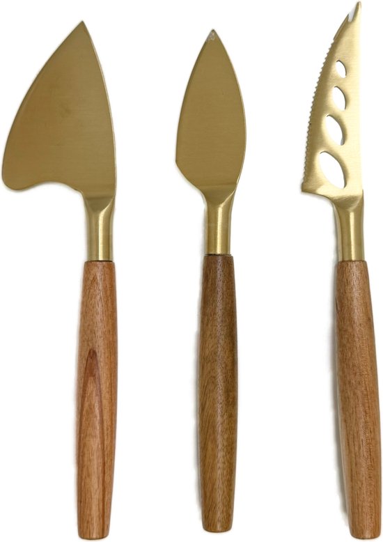 Drie gouden kaasmessen met houten handvatten, gearrangeerd op een witte achtergrond.