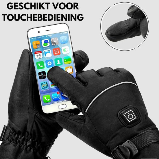 Handen met zwarte verwarmde handschoenen gebruiken een smartphone, met detail van de duim.