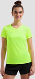 Model in een fluo geel sportshirt met korte mouwen en V-hals, lachend naar de camera.