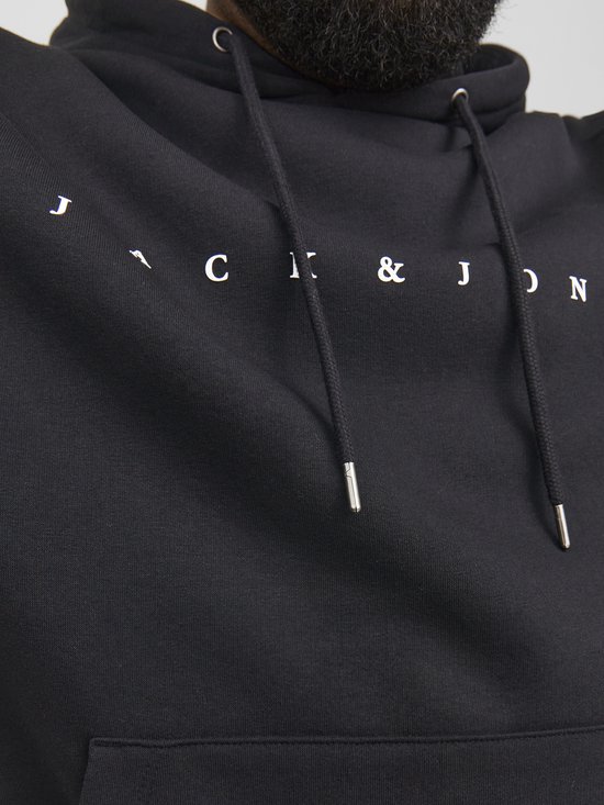 Close-up van het Jack & Jones logo op een zwarte hoodie, met capuchon en koordjes.