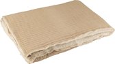 Opgevouwen beige plaid met geborduurde strepen en crème teddy voering.