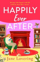 Boekomslag: 'HAPPILY Ever AFTER' van Jane Lovering. Een vrouw leest bij een open haard, omringd door boeken, met een kat op de vloer.