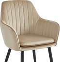 Gros plan d'une chaise de salle à manger en velours beige avec côtes verticales et assise, debout sur des pieds noirs.