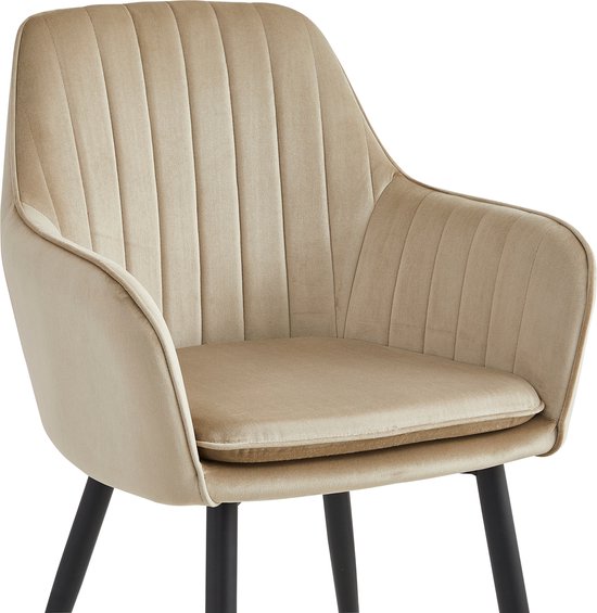 Gros plan d'une chaise de salle à manger en velours beige avec côtes verticales et assise, debout sur des pieds noirs.