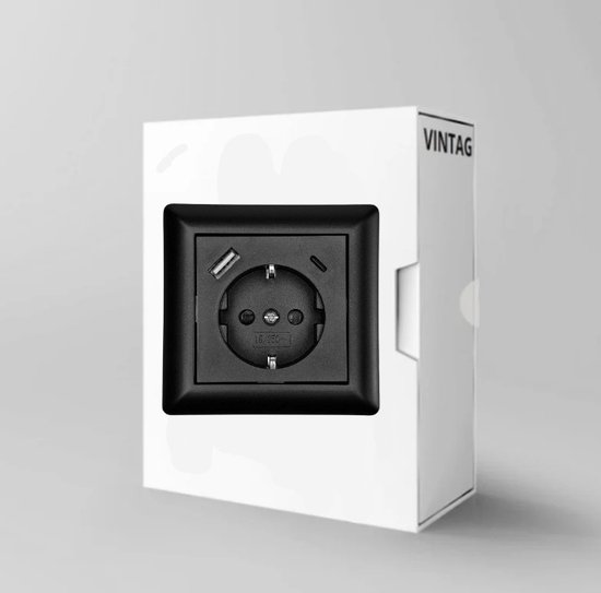 Zwarte wandcontactdoos met aardpen, USB-A en USB-C poort, in een witte verpakking.