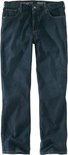 Gedetailleerde voorkant van een donker denim spijkerbroek met Carhartt-label.