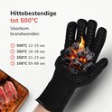Zwarte, hittebestendige handschoen met siliconen noppen en een rode vlam, houdt gloeiende kolen vast.