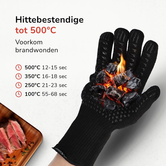 Zwarte, hittebestendige handschoen met siliconen noppen en een rode vlam, houdt gloeiende kolen vast.