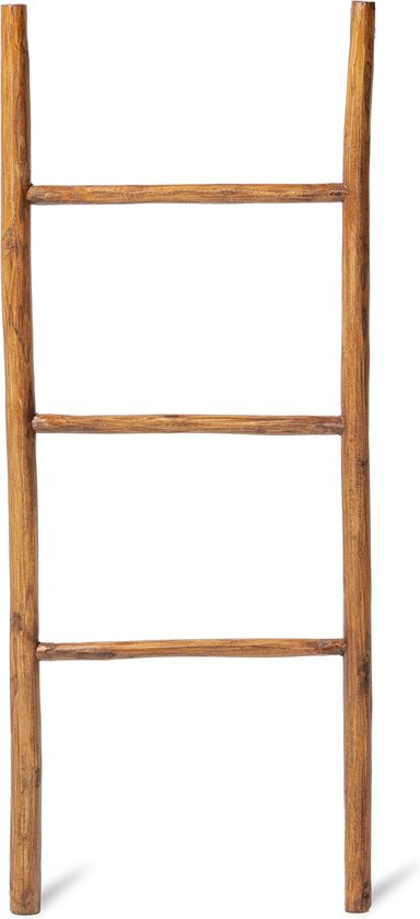 Een kleine, open houten ladder met drie sporten op een witte achtergrond.