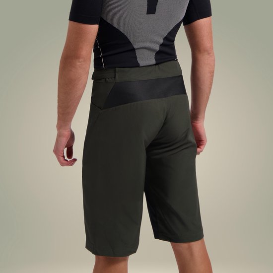 Achterkant van een donkergroene Rogelli fietsbroek met zwarte band.