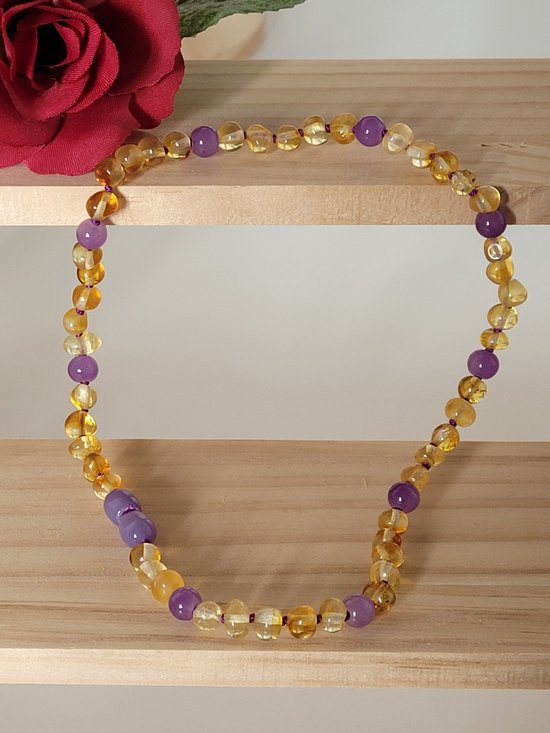 Bracelets by Nature-Barnsteen Kinderketting Amethist-Lemon-Paars-Amethist-Handgemaakt-Kindercadeau-Ketting-Originele Baltische Barnsteen-Draaisluiting-Baby cadeau-Kraamcadeau-Barokkraaltjes-Geknoopt-Kinderketting-32cm-voor dreumes en peuter van Bracelets by Nature — afbeelding 2