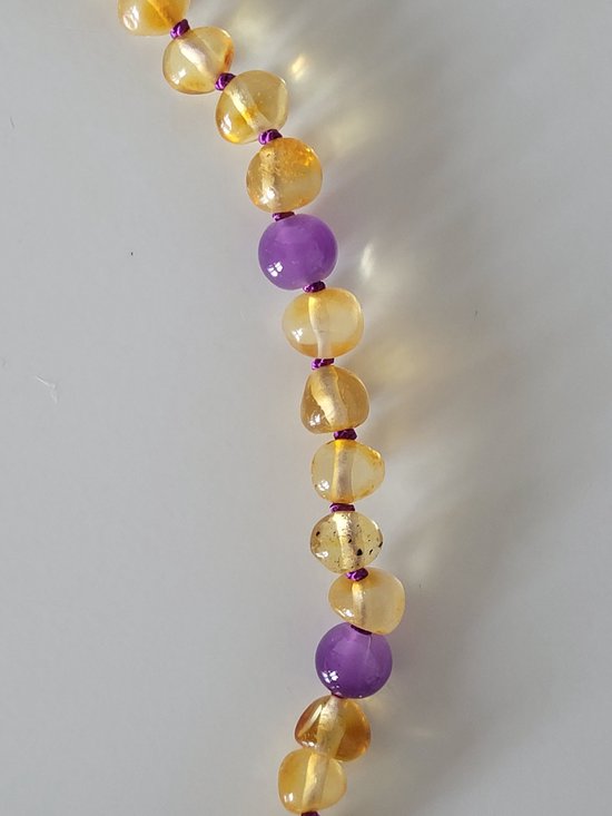 Bracelets by Nature-Barnsteen Kinderketting Amethist-Lemon-Paars-Amethist-Handgemaakt-Kindercadeau-Ketting-Originele Baltische Barnsteen-Draaisluiting-Baby cadeau-Kraamcadeau-Barokkraaltjes-Geknoopt-Kinderketting-32cm-voor dreumes en peuter van Bracelets by Nature — afbeelding 3