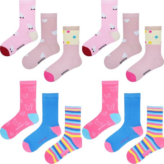 Twaalf paar Gianvaglia kindersokken: roze met konijntjes, hartjes, of stippen; roze met vlinders; blauwe effen sokken; en roze/blauwe streepjessokken.