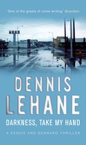 Boekomslag van 'Darkness, Take My Hand' door Dennis Lehane. Een regenachtige straat met een restaurant en benzinestation op de achtergrond.